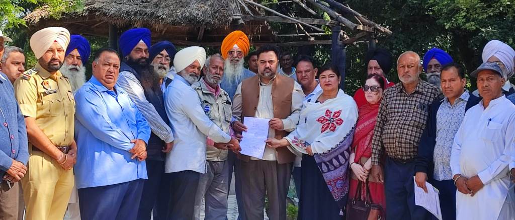 A memorandum was submitted to SDM Garhshankar under the leadership of Darshan Singh Mattu